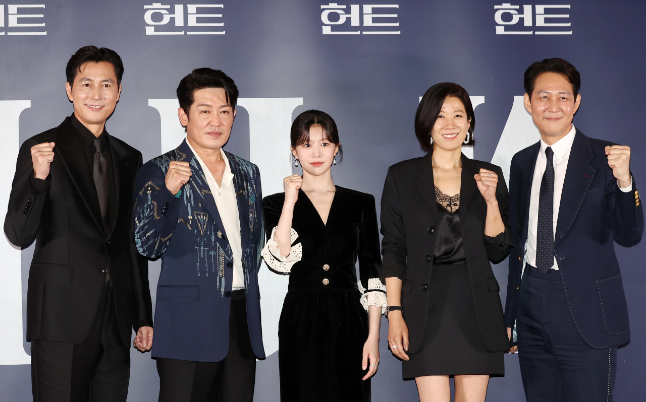 27일 오후 서울 강남구 메가박스 코엑스점에서 열린 영화 '헌트' 제작발표회에서 배우 정우성(왼쪽부터), 허성태, 고윤정, 전혜진, 감독 겸 배우 이정재가 포즈를 취하고 있다. [연합]