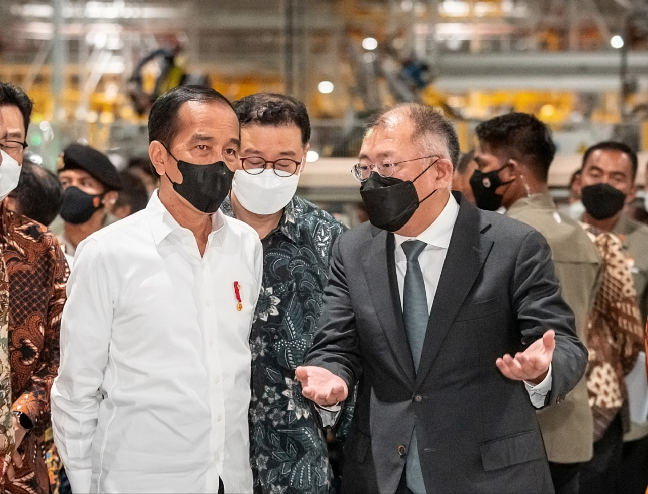 정의선(오른쪽) 현대자동차그룹 회장이 올해 3월 열린 현대차 인도네시아공장 준공식에 참석한 조코 위도도 인도네시아 대통령과 생산 라인을 둘러보며 환담하고 있다. [연합]