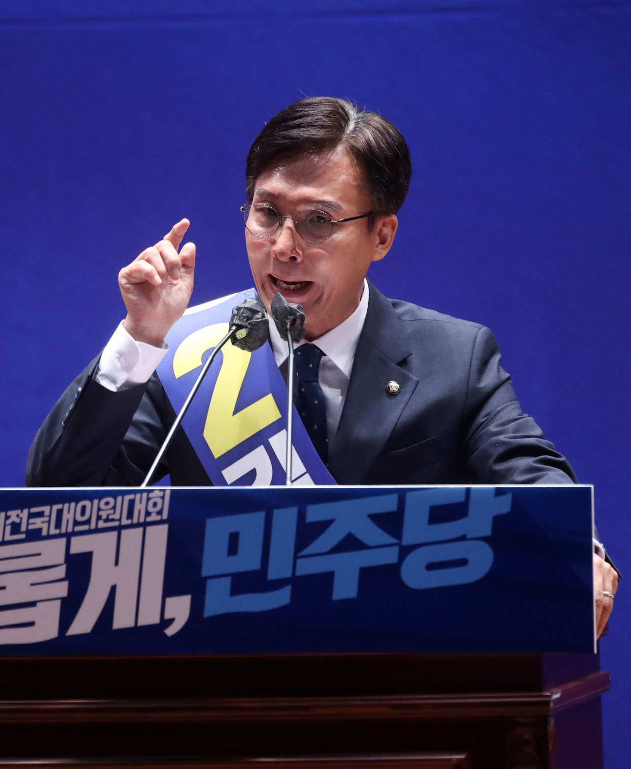 더불어민주당 김민석 당 대표 예비후보가 28일 오후 국회 의원회관에서 열린 더불어민주당 당 대표 및 최고위원 선출을 위한 예비경선대회에서 정견을 발표하고 있다. [연합]