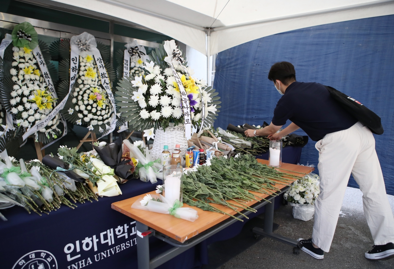 A student pays tribute to the death of a victim who was murdered at Inha University, on July 18. (Yonhap)