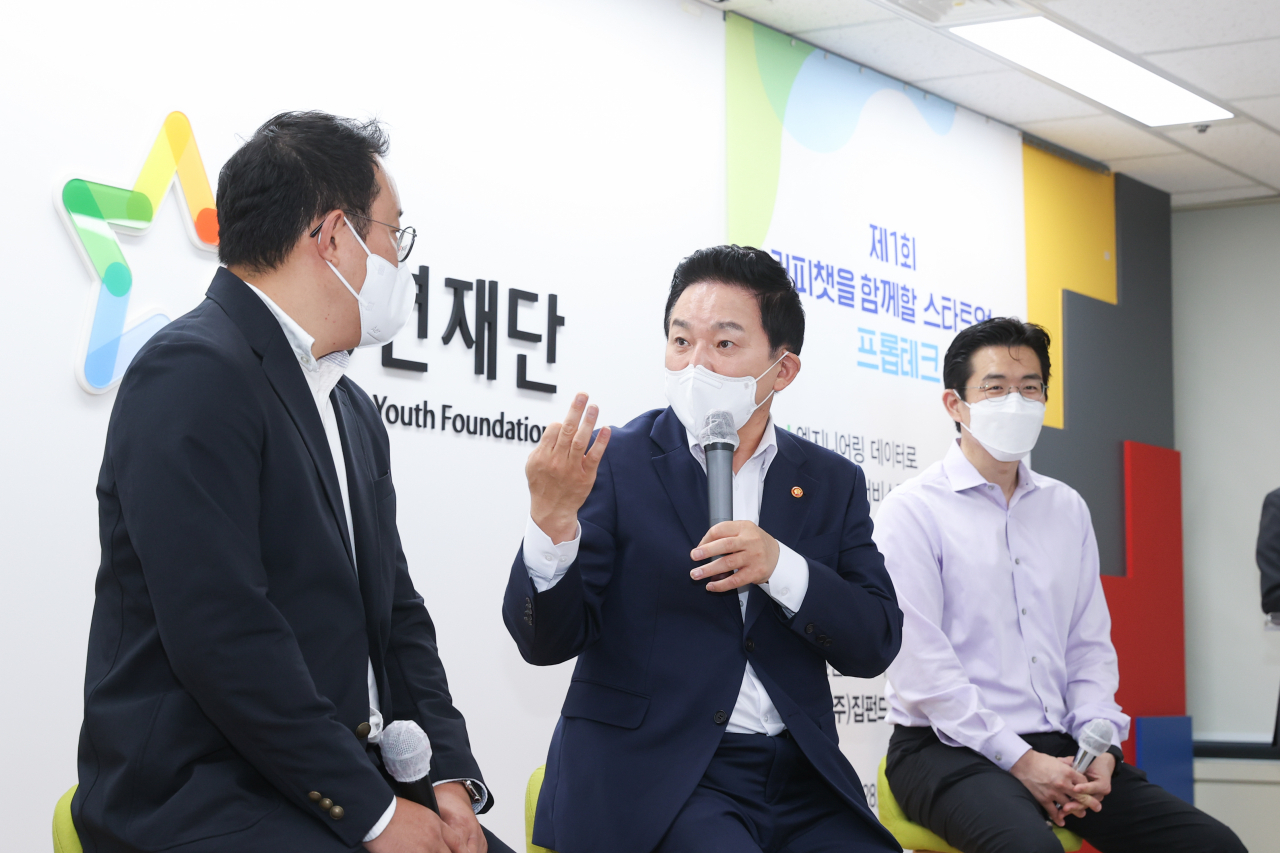 원희룡 국토교통부 장관은 28일 오전 서울 광화문 청년재단에서 '제1회 국토부&times;스타트업&times;청년재단 커피챗' 행사를 열고 스타트업 대표, 예비창업가, 청년 등과 프롭테크(proptech·부동산과 기술의 합성어)를 주제로 대화를 나눴다. [국토교통부 제공]