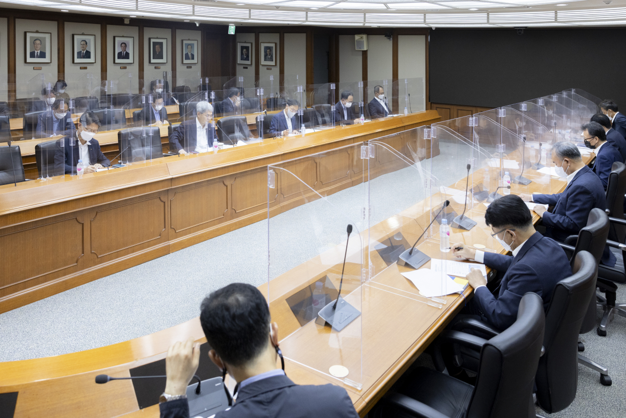 [사진=28일 수출입은행 서울 여의도 본점에서 윤희성 행장을 비롯한 임원진과 부서장들이 참석한 가운데 고물가, 고금리, 고환율 등 복합 경제위기를 극복하기 위한 '비상경제 위기대응 TF' 회의가 개최됐다.]
