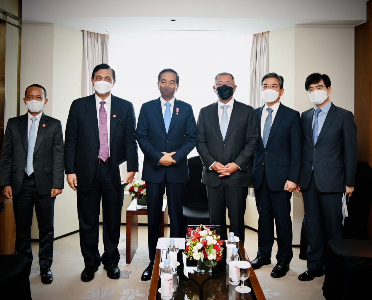 정의선 현대자동차그룹 회장이 28일 한국을 방문한 조코 위도도 인도네시아 대통령과 면담 후 기념촬영을 하고 있다. 바흐릴 라하달리아(왼쪽부터) 인도네시아 투자부 장관, 루훗 빈사르 판자이탄 해양투자조정부 장관, 조코 위도도 대통령, 정의선 회장, 장재훈 현대차 사장, 공영운 현대차그룹 전략기획담당 사장. [현대차그룹 제공]