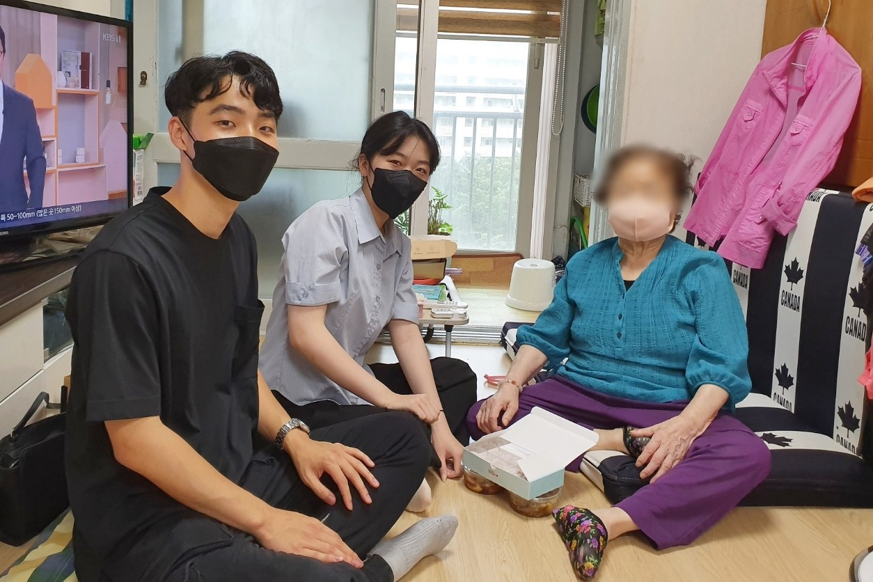 삼육대 사회복지학과 학생들이 서울 노원구의 한 독거노인을 방문해 ‘죽 나눔’을 하고 있는 모습 [삼육대 제공]