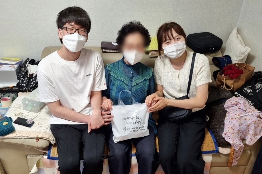 삼육대 사회복지학과 학생들이 서울 노원구의 독거노인을 방문해 죽을 나누는 모습. [삼육대 제공]