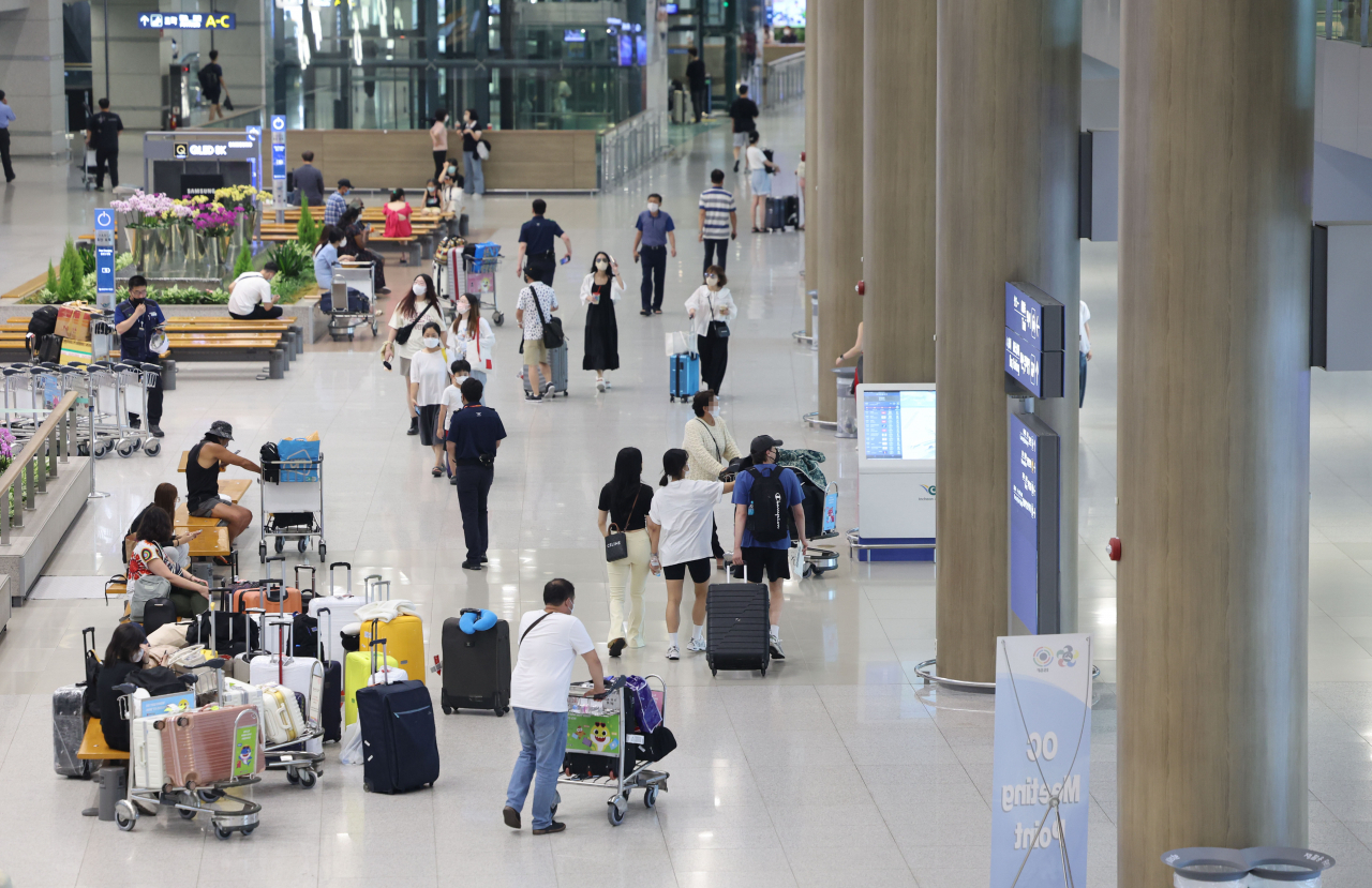 해외 유입된 코로나19 신규 확진자 수가 425명을 기록한 28일 오후 인천국제공항 제1터미널에서 입국자들이 이동하고 있다. 이날 발표된 해외 유입 확진자 수는 역대 세 번째에 해당하는 높은 수치이다. [연합]