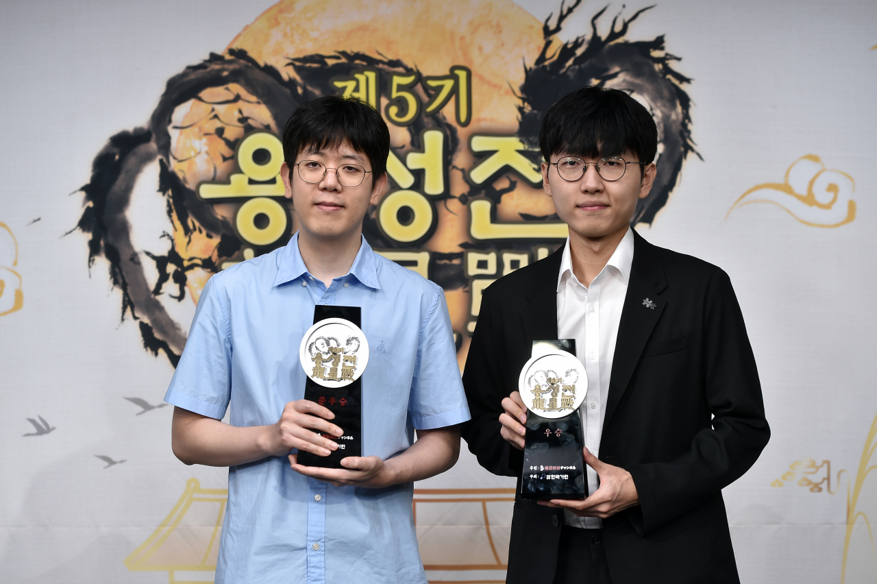 우승한 신진서 9단(오른쪽)과 강동윤 9단./한국기원 제공
