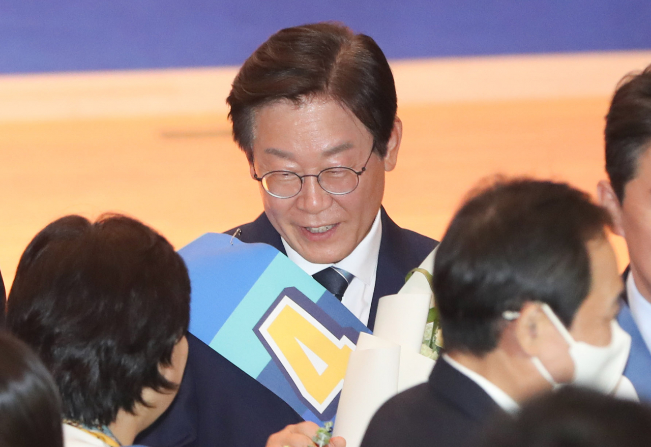더불어민주당 이재명 당 대표 예비후보가 28일 오후 국회 의원회관에서 열린 더불어민주당 당 대표 및 최고위원 선출을 위한 예비경선대회에서 최종 후보로 선출된 뒤 축하받고 있다. [연합]