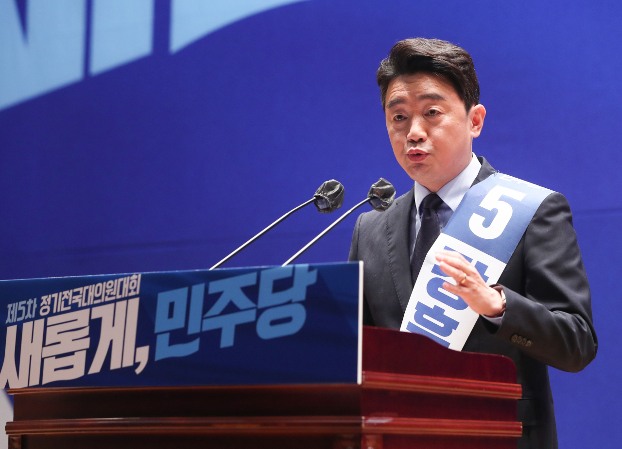 28일 오후 서울 여의도 국회 의원회관에서 열린 더불어민주당 당대표 및 최고위원 선출을 위한 예비경선대회에서 강훈식 당대표 예비후보자가 정견 발표를 하고 있다. [연합]
