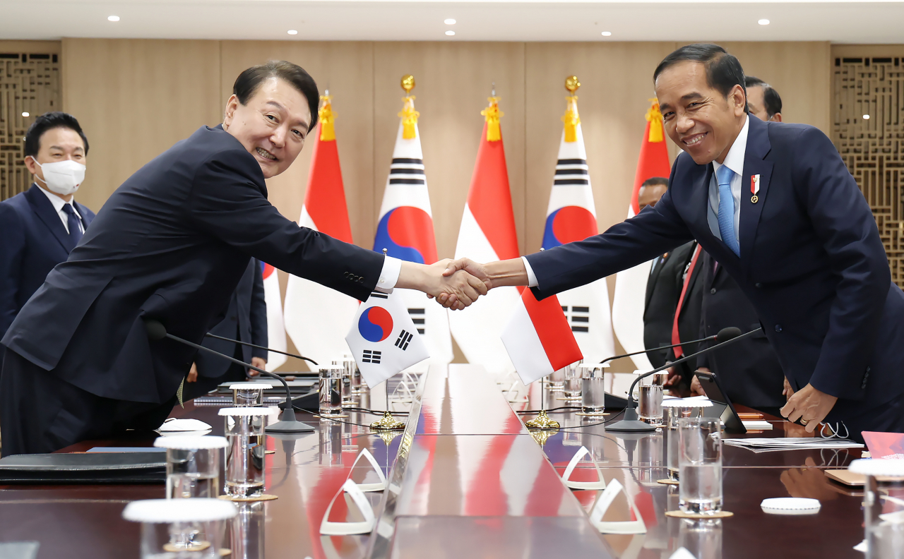 윤석열 대통령이 28일 오후 서울 용산 대통령실 청사에서 열린 한-인도네시아 정상회담에서 조코 위도도(조코위) 인도네시아 대통령과 악수하고 있다. [연합]
