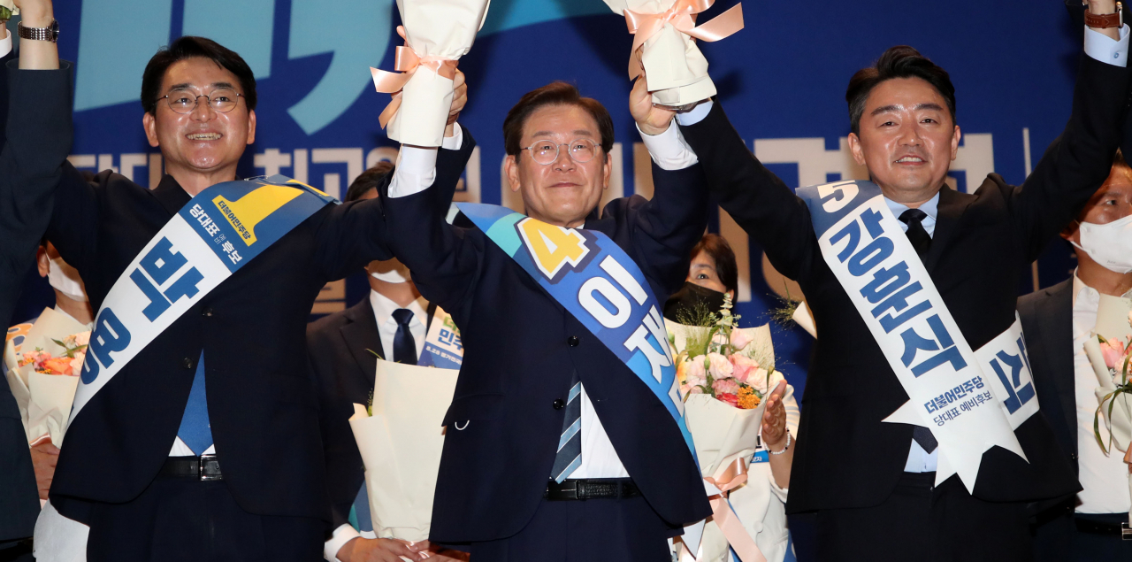 28일 오후 국회 의원회관에서 열린 더불어민주당 당 대표 및 최고위원 선출을 위한 예비경선대회에서 당 대표 최종 후보로 선출된 (사진 왼쪽부터) 박용진·이재명·강훈식 의원이 기념촬영을 하고 있다. [사진=이상섭 기자]