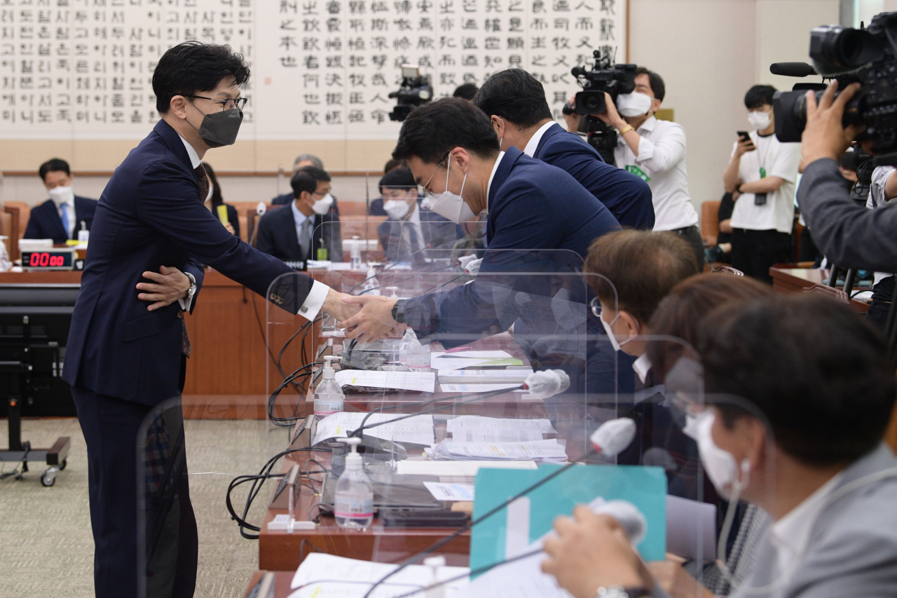 한동훈 법무부 장관이 28일 오전 서울 여의도 국회에서 열린 법제사법위원회 전체회의에 출석해 더불어민주당 김남국 의원 등 야당 의원들과 인사하고 있다. [연합]