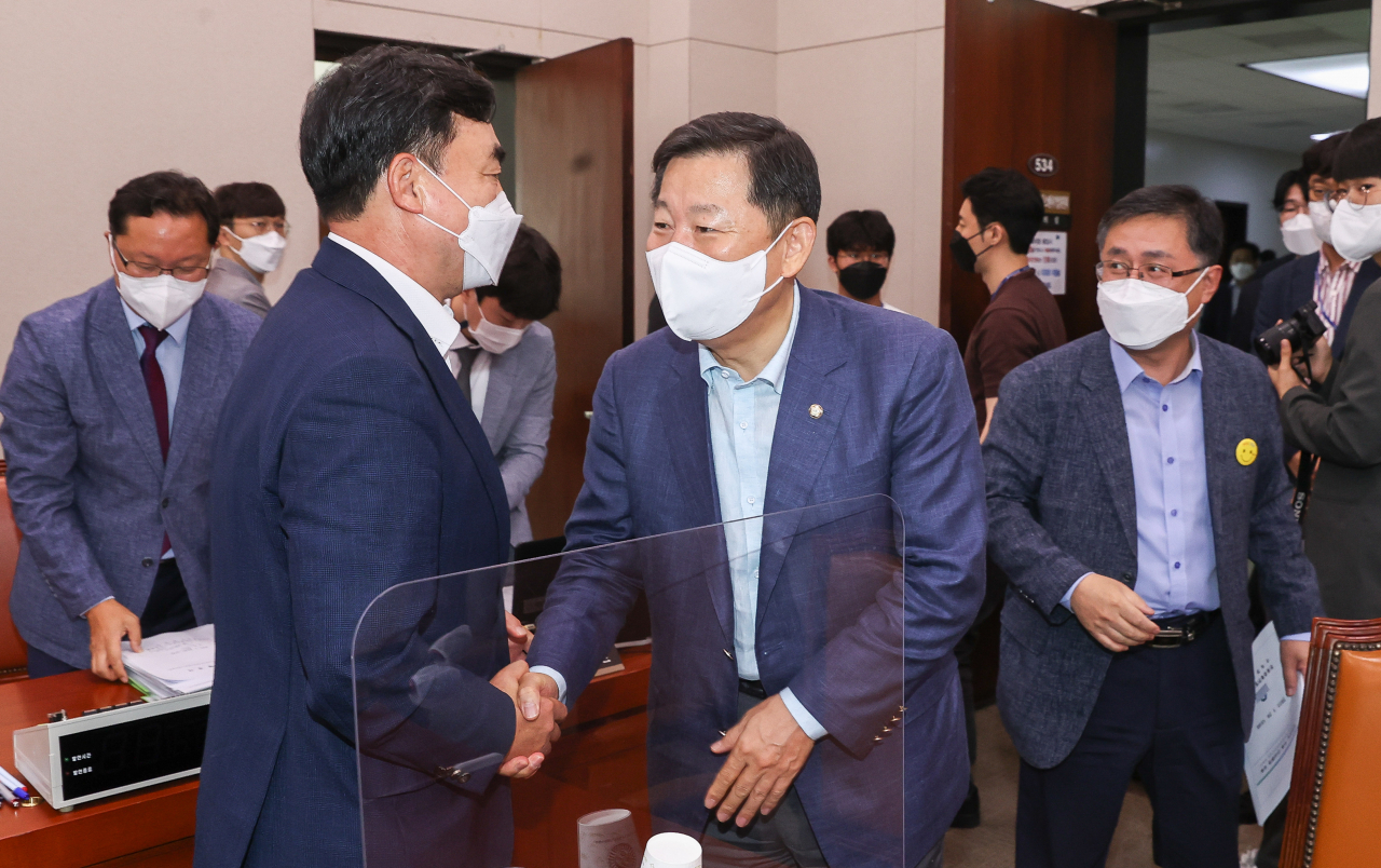 26일 서울 여의도 국회에서 열린 산업통상자원중소벤처기업위원회 전체회의에서 윤관석 위원장과 이철규 국민의힘 간사가 인사를 나누고 있다. [연합]