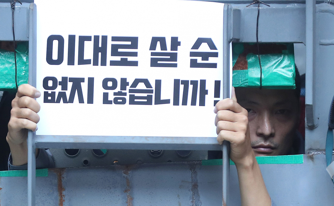 유최안 금속노조 거제통영고성 조선하청지회 부지회장이 19일 오후 경남 거제시 아주동 대우조선해양 옥포조선소 독(도크) 화물창 바닥에 스스로 용접한 가로, 세로, 높이 각 1ｍ 철 구조물 안에서 농성하고 있다. [연합]