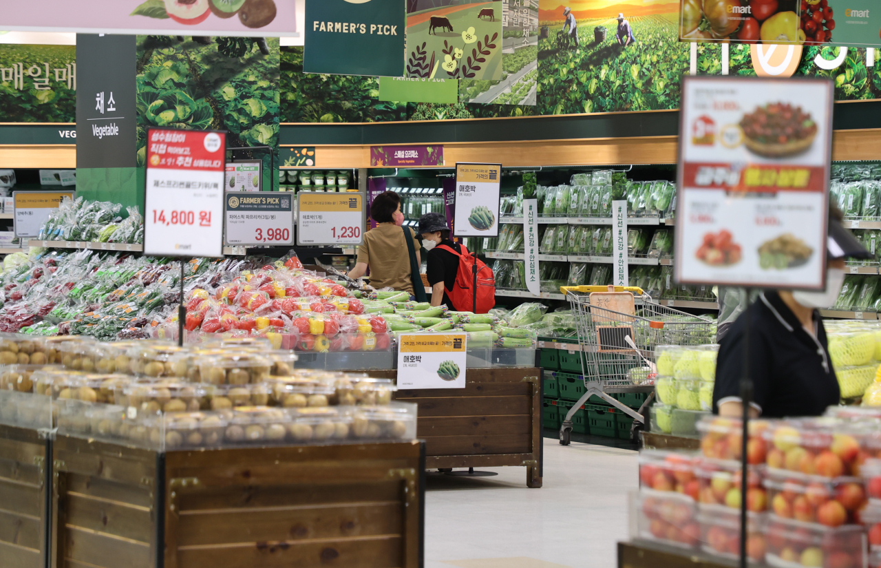 This file photo, taken on Wednesday, shows citizens shopping for vegetables at a discount store chain in Seoul. (Yonhap)
