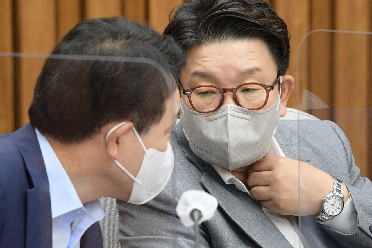 권성동 국민의힘 당 대표 직무대행 겸 원내대표가 27일 오전 국회에서 열린 국민의힘-부산·울산·경남 예산정책협의회에서 성일종 정책위의장과 대화하고 있다. [연합]