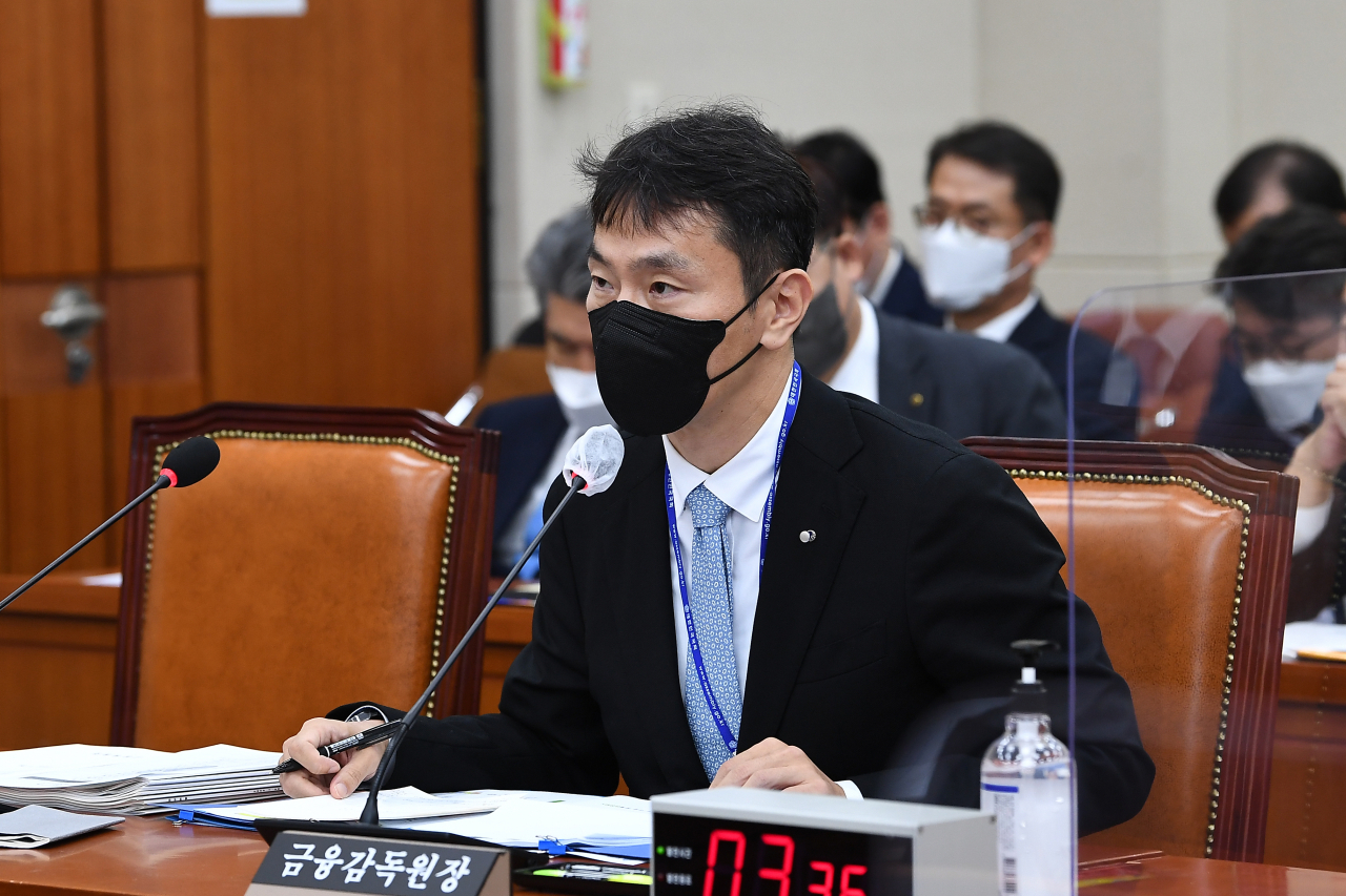 이복현 금융감독원장이 28일 서울 여의도 국회에서 열린 정무위원회 전체회의에서 의원 질의에 답변하고 있다.[연합]