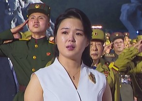 김정은 위원장의 배우자인 리설주가 북한 전승절 69주년인 지난 27일 평양 조국해방전쟁승리기념탑 앞에서 열린 기념행사를 지켜보며 눈물을 흘리고 있다. [조선중앙TV 화면][연합]