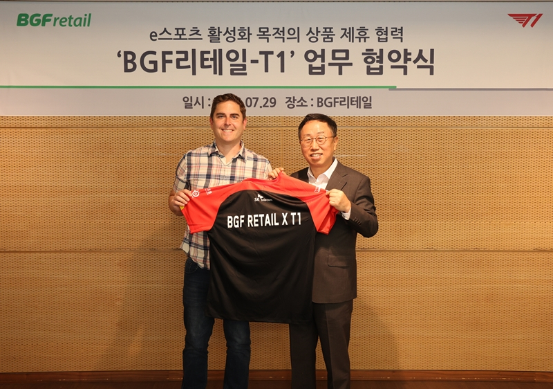 이건준 BGF리테일 대표와 조 마쉬(Joe Marsh) T1 대표가 29일 BGF 사옥에서 e스포츠 온·오프라인 공동 마케팅을 위한 전략적 업무협약을 체결했다.[BGF리테일 제공]