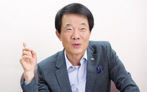 김종훈 한미글로벌 회장이 지난 25일 서울 강남구 테헤란로 한미글로벌 본사에서 헤럴드경제와 인터뷰를 하고 있다. 이상섭 기자