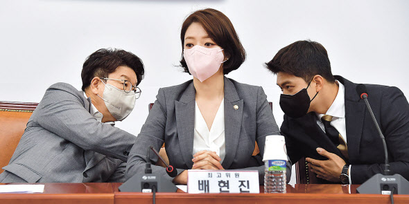 권성동 국민의힘 당 대표 직무대행 겸 원내대표가 29일 국회에서 열린 최고위원회의에서 김용태 최고위원과 악수하고 있다. 가운데는 이날 최고위원직 사퇴의사를 밝힌 배현진 의원. 이상섭 기자