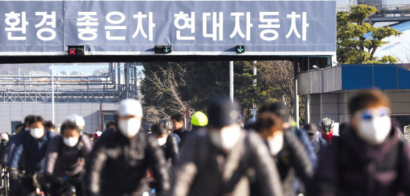 포스코 협력업체 직원들이 지난 28일 포스코를 상대로 낸 근로자 지위 확인 소송에서 최종 승소 판결을 받고 사진을 촬영하고 있다(위쪽). 울산시 북구 현대차 공장.[포스코사내하청지회·연합 제공]