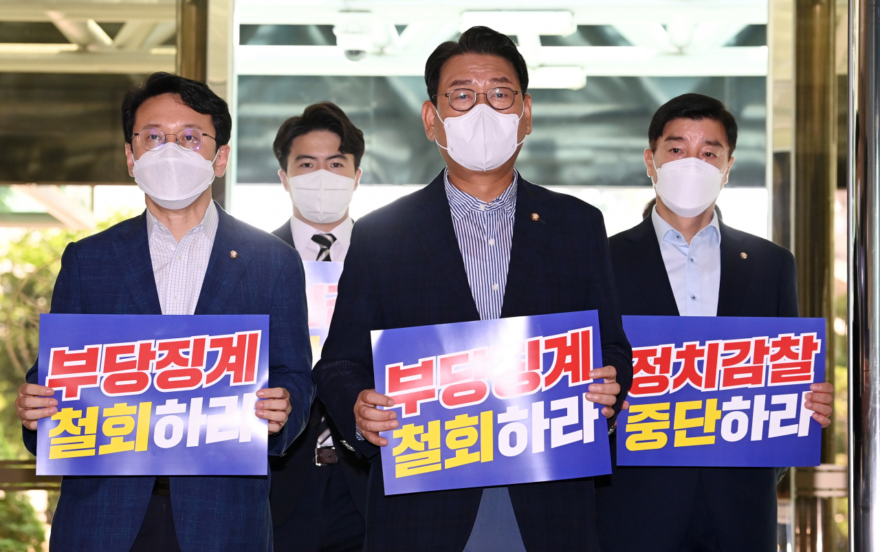 김교흥 간사를 비롯한 국회 행정안전위원회 소속 더불어민주당 의원들이 경찰서장 회의 징계와 관련해 29일 오전 서울 서대문구 경찰청을 항의 방문하고 있다. [연합]