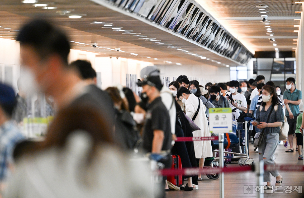29일 서울 강서구 김포국제공항 국내선 청사에서 코로나19 증가세에도 불구하고 많은 시민들이 휴가 시즌을 맞아 떠나고 있다. 임세준 기자