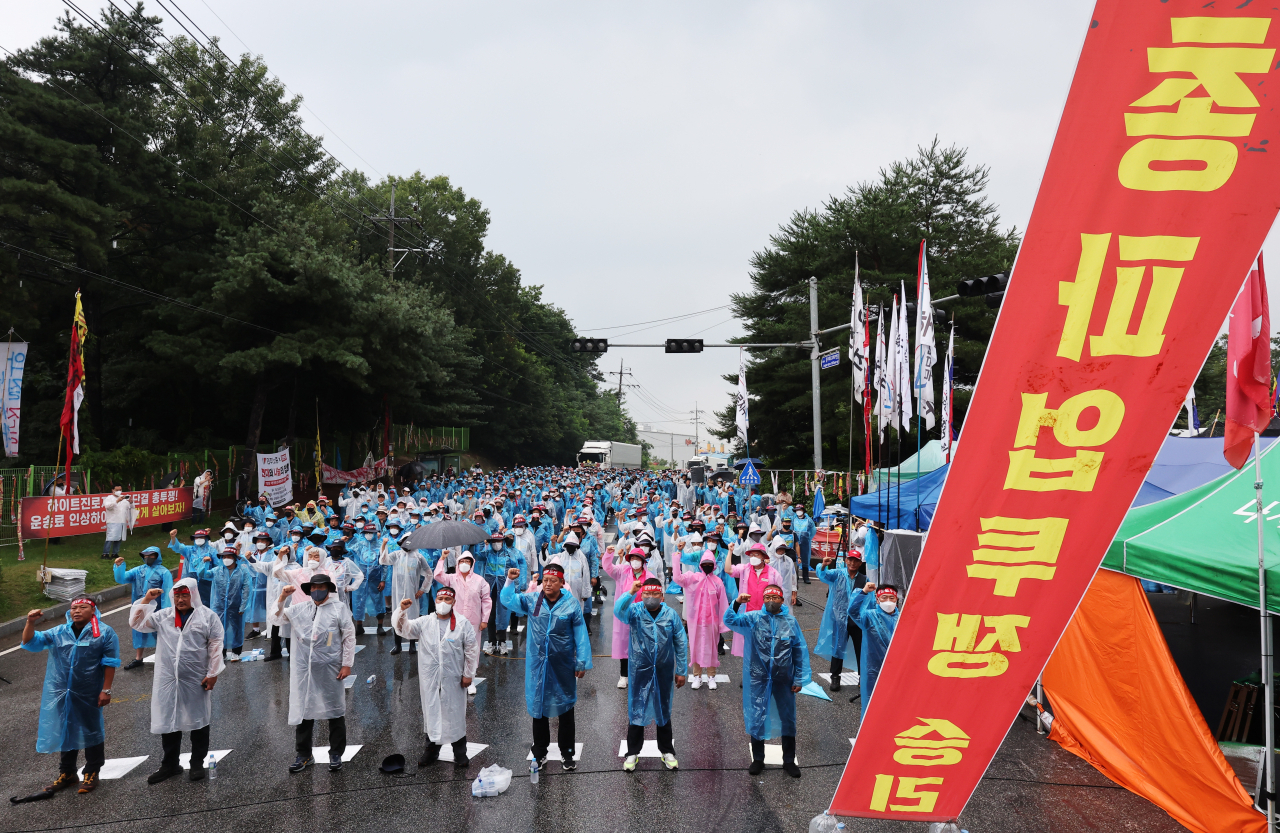 지난 22일 경기도 이천시 하이트진로 이천공장 앞에서 열린 '하이트진로지부 총파업 투쟁 승리를 위한 화물연대 총력결의대회'에서 조합원들이 구호를 외치고 있다. [연합]