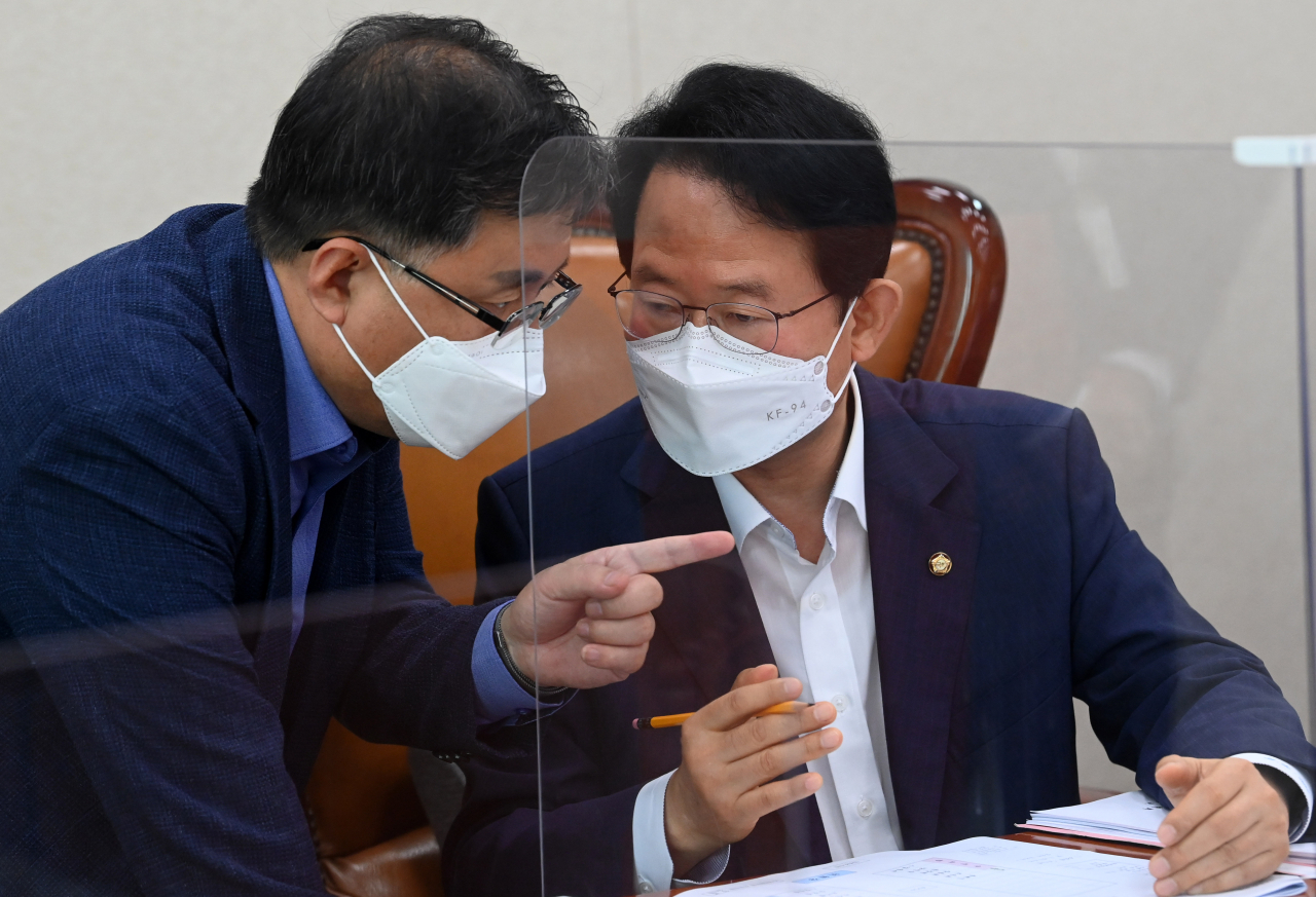 29일 오전 국회에서 열린 민생경제안정특별위원회에서 류성걸 위원장이 더불어민주당 김성환 간사와 대화하고 있다. 이상섭 기자