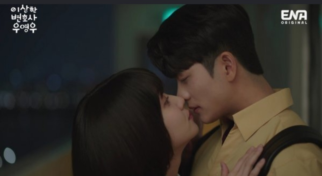우영우-이준호 키스신 그려진 10회 시청률은 15.2%를 기록했다. [ENA방송 캡처]