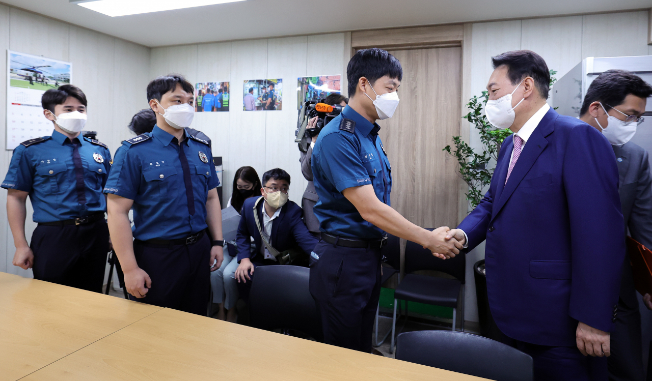 29일 오전 서울 서대문구 서대문경찰서 산하 신촌지구대를 방문한 윤석열 대통령이 현장 경찰관들과 환담에 앞서 인사하고 있다. [연합]