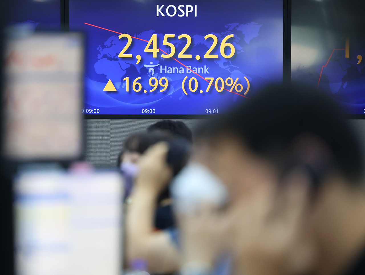 코스피가 소폭 상승세로 장을 시작한 29일 오전 서울 중구 하나은행 딜링룸 스크린에 지수가 띄워져 있다. [연합]