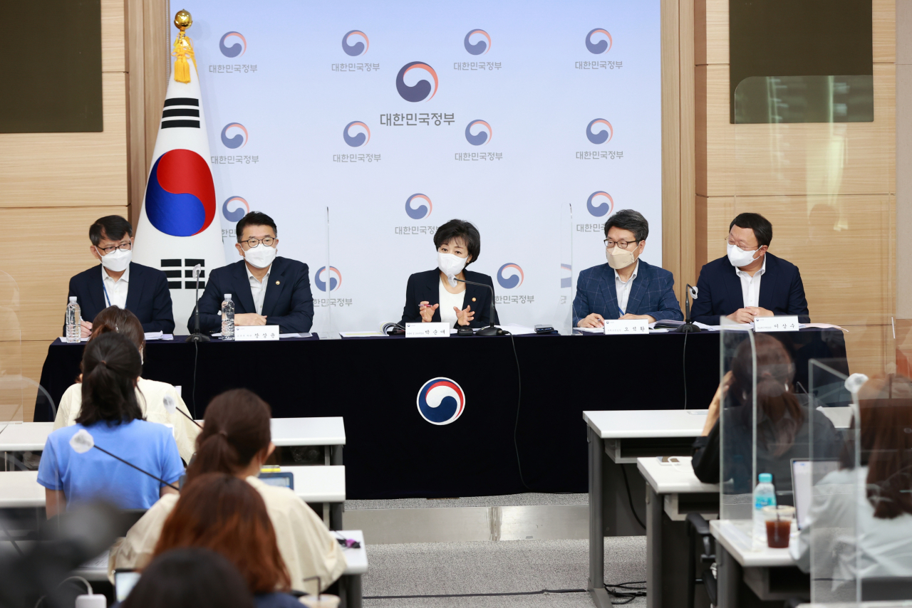 29일 박순애(가운데) 부총리 겸 교육부 장관이 새 정부 업무보고 사전브리핑 현장에서 취재진 질문에 답하고 있다. [교육부 제공]