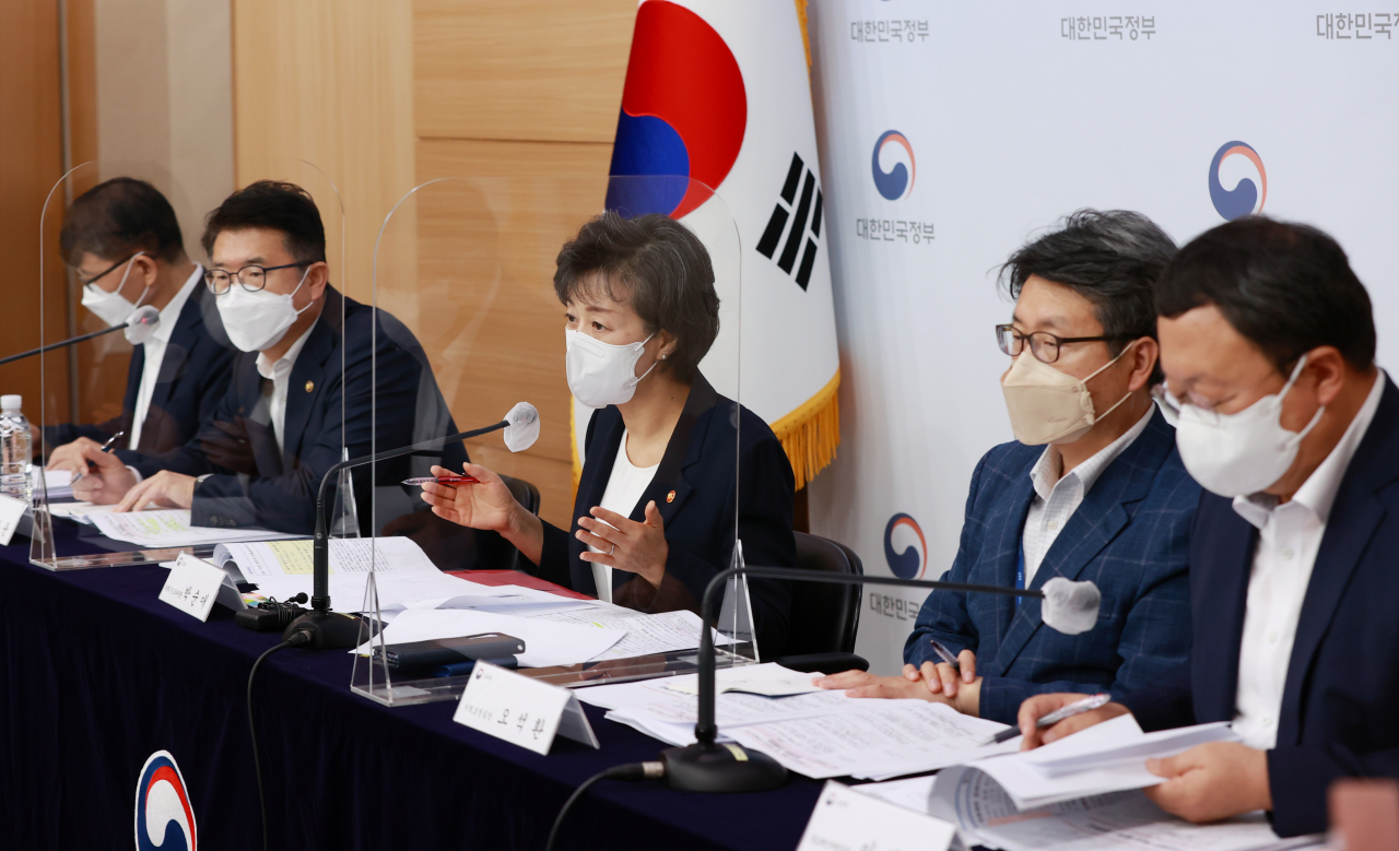 29일 박순애 부총리(가운데) 겸 교육부 장관이 새 정부 업무보고 사전브리핑 현장에서 취재진 질문에 답하고 있다. [교육부 제공]