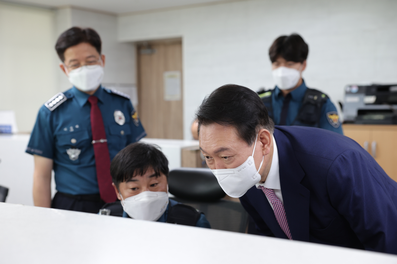 윤석열 대통령이 29일 오전 서울 서대문구 신촌지구대를 방문, 경찰들과 업무 관련 대화를 하고 있다. [연합]