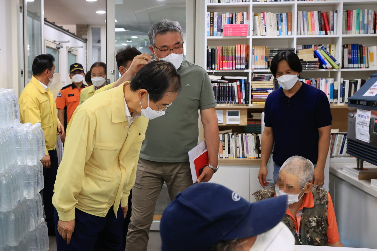 한덕수 국무총리가 29일 서울시 종로구 돈의동 쪽방상담소를 방문해 무더위쉼터 등을 둘러보며 폭염보호대책 현장을 점검하고 있다. [연합］