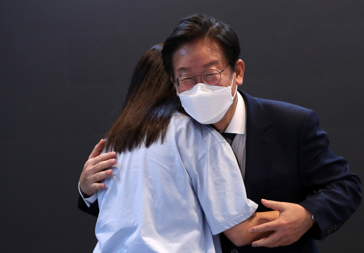더불어민주당 이재명 당 대표 후보가 29일 오후 강원 춘천시 스카이컨벤션에서 열린 초청 간담회에서 지지자와 포옹하고 있다. [연합]
