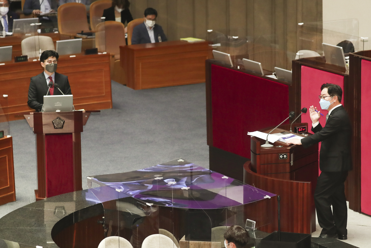 박범계 더불어민주당 의원이 지난 25일 오후 국회에서 열린 정치·외교·통일·안보 분야 대정부질문에서 한동훈 법무부 장관에게 질문하고 있다. [연합]