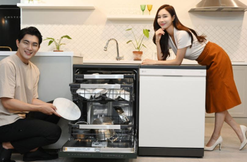 LG전자 모델이 트루건조 기능과 오브제컬렉션 컬러를 적용한 LG 디오스 오브제컬렉션 식기세척기 프리스탠딩 제품을 소개하고 있다. [LG전자 제공]