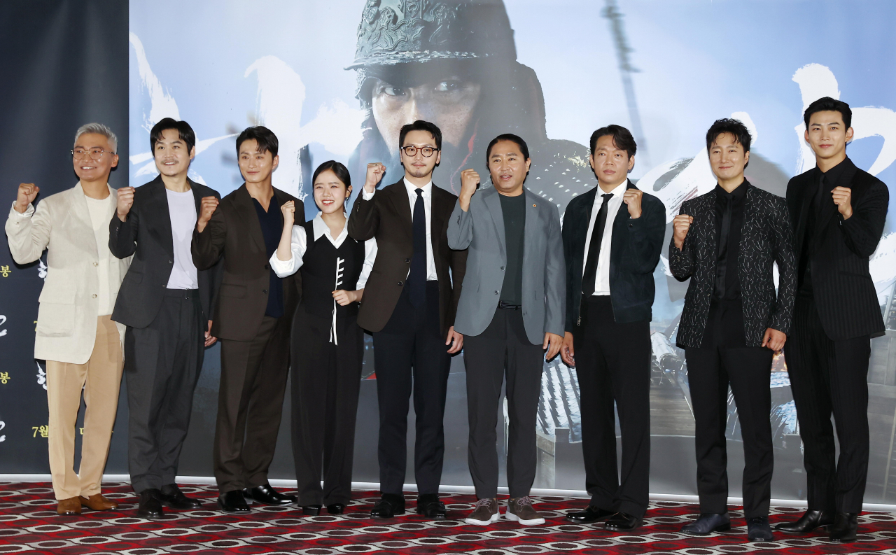 배우 조재윤(왼쪽부터), 김성균, 김성규, 김향기, 변요한, 김한민 감독, 배우 박지환, 박해일, 옥택연이 19일 오후 서울 송파구 롯데시네마 월드타워점에서 열린 영화 ‘한산: 용의 출현’ 시사간담회에서 포즈를 취하고 있다. [연합]