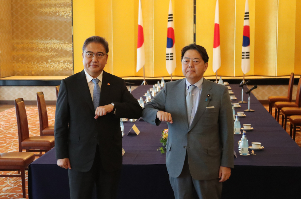 박진 한국 외교부 장관과 하야시 요시마사 일본 외무상이 지난 18일 오후 일본 도쿄도 미나토구 소재 외무성 이쿠라공관에서 열린 회담에 앞서 인사를 나누고 있다. [연합]