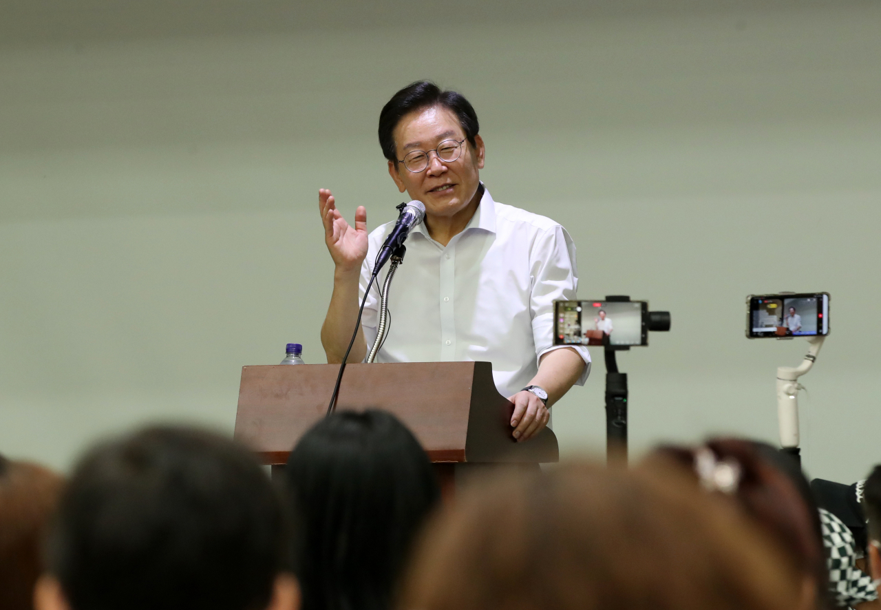 더불어민주당 이재명 당 대표 후보가 30일 강원 강릉시 녹색도시체험센터를 방문해 토크 콘서트를 하고 있다. [연합]