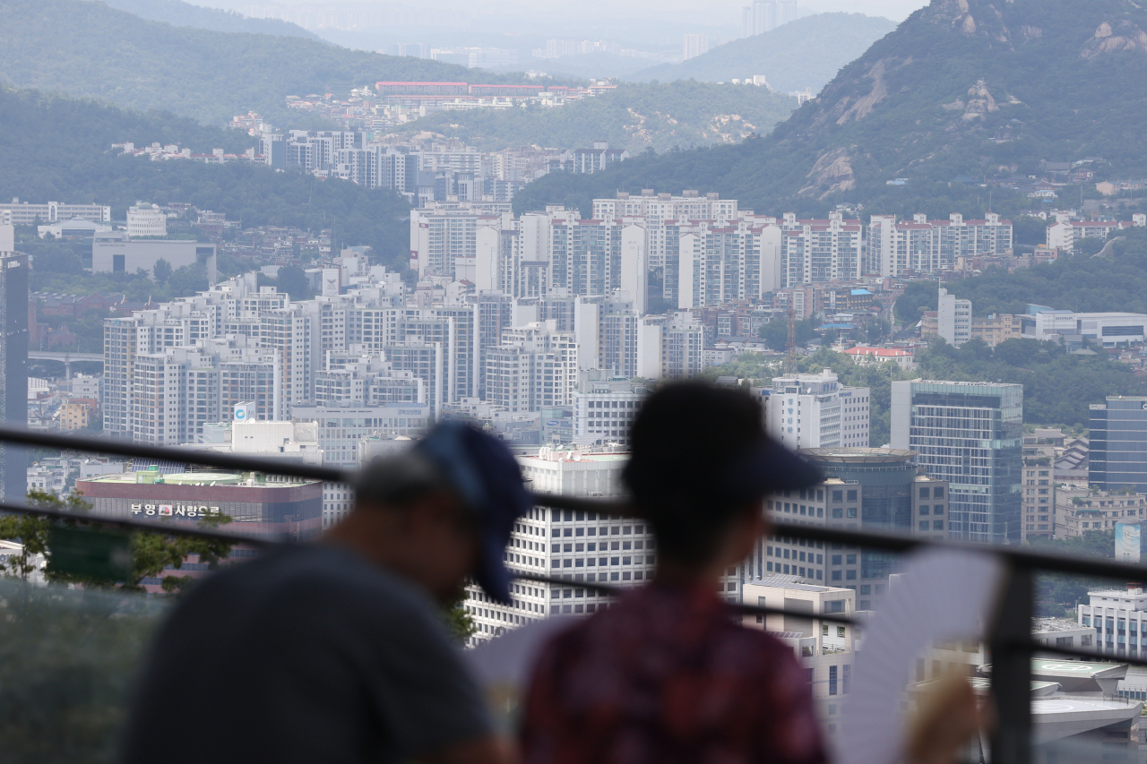 서울 남산에서 본 아파트. [연합]
