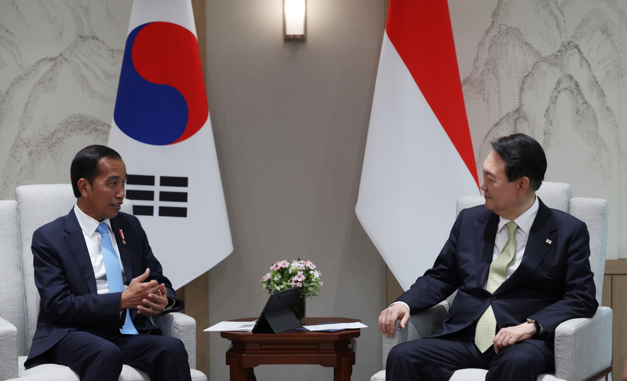 윤석열 대통령과 조코 위도도(조코위) 인도네시아 대통령이 28일 오후 서울 용산 대통령실 청사에서 한-인도네시아 정상회담에 앞서 친교환담을 하고 있다. [연합]