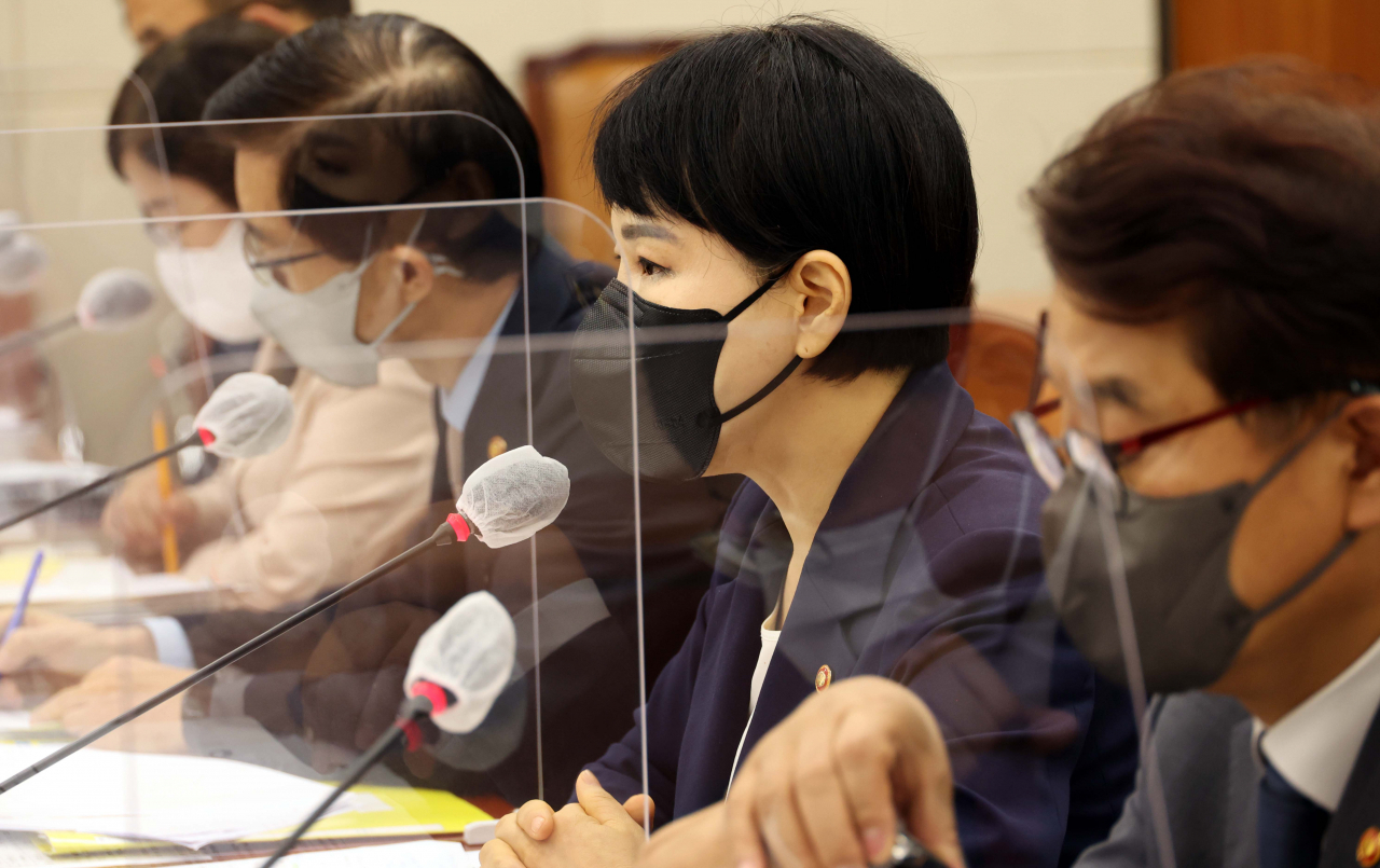 전현희 국민권익위원장이 27일 국회에서 열린 정무위에서 의원들의 질의에 답변하고 있다. [연합]