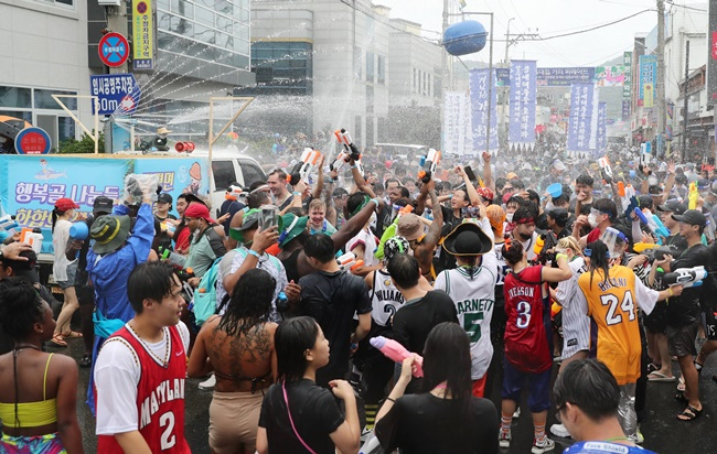 제15회 장흥 물축제가 탐진강과 장흥읍내 곳곳에서 열리고 있다. [장흥군 제공]