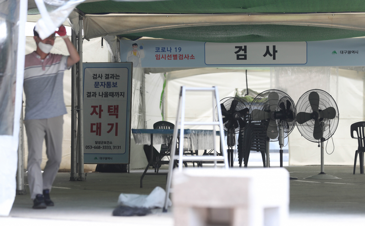 지난 29일 대구 중구 국채보상운동 기념공원에 신종 코로나바이러스 감염증(코로나19) 임시선별검사소가 설치되고 있다. 대구시는 확진자가 증가하며 철거했던 임시선별검사소를 약 3개월만인 다음 달 1일부터 재가동한다. [연합]