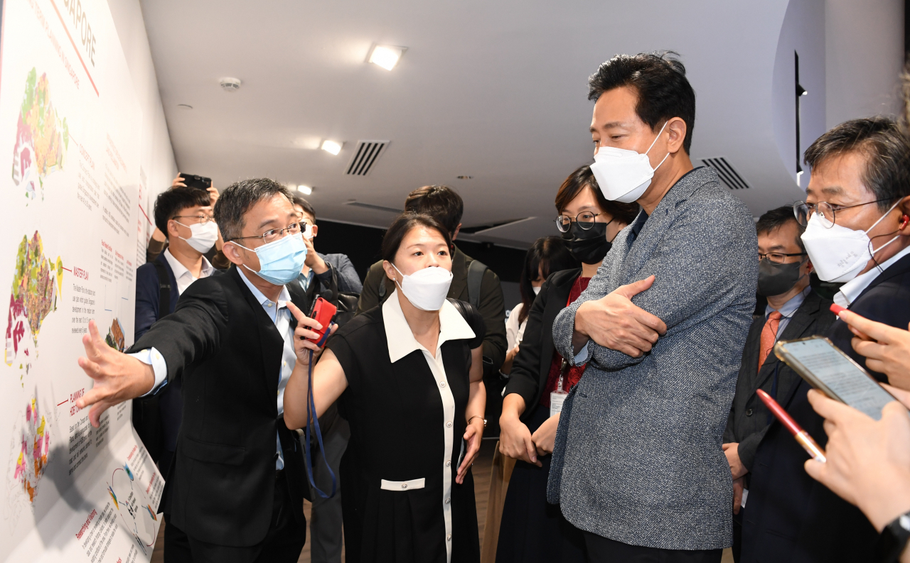 싱가포르를 방문 중인 오세훈 서울시장이 30일 (현지시간) HDB 주택전시관에서 탄 멍 두이 싱가포르 주택개발청장으로부터 HDB현황 설명을 듣고 있다.