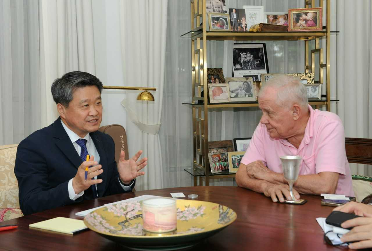 김학도 중소벤처기업진흥공단 이사장(왼쪽)과 짐 로저스 로저스홀딩스 회장이 지난 28일 싱가포르에서 만나 세계 경제 동향과 한국 중소기업의 성장 전략에 대해 논의했다.[중소벤처기업진흥공단 제공]